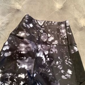 Black and white Lululemon leggings